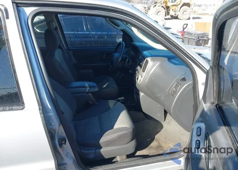 2004 Ford Escape Xlt z USA, uszkodzony, nr VIN 1FMCU03194KB10900